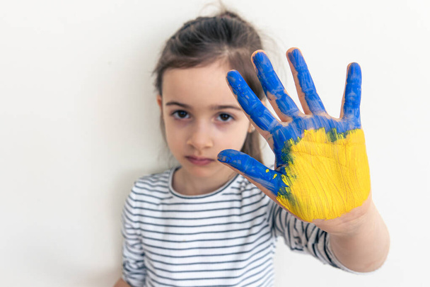 Childs ruce namalované na Ukrajině vlajkové barvy. - Fotografie, Obrázek