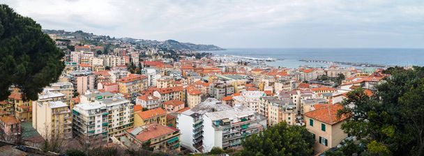 Panoramic cityscape of Sanremo, Італія. Ряди житлових будинків виконаних у класичному стилі, середземноморське узбережжя. - Фото, зображення