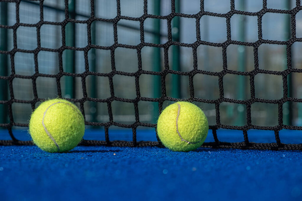 tennis balls on a court - Foto, Bild