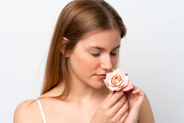 Beyaz arka planda izole edilmiş beyaz bir kadın elinde çiçeklerle. Portreyi kapat - Fotoğraf, Görsel