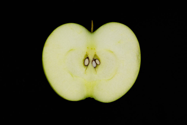 Verse groene appel en gesneden geïsoleerd op zwarte achtergrond kunst abstract concept. - Foto, afbeelding