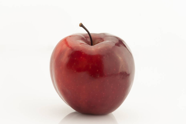 Beyaz arkaplanda kırmızı elma meyvesi izole - Fotoğraf, Görsel