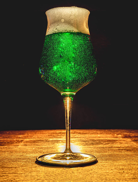 lasi täynnä vihreää olutta puupöydällä - Valokuva, kuva