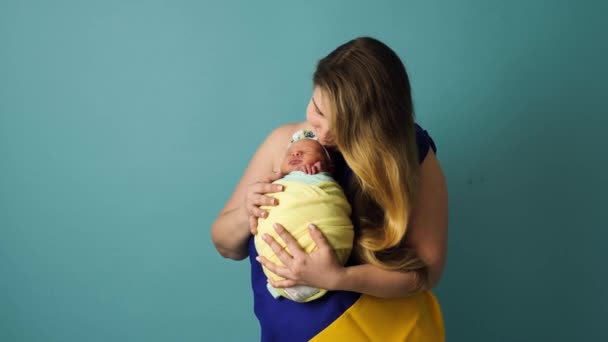 Mère ukrainienne avec enfant bébé fille - Séquence, vidéo