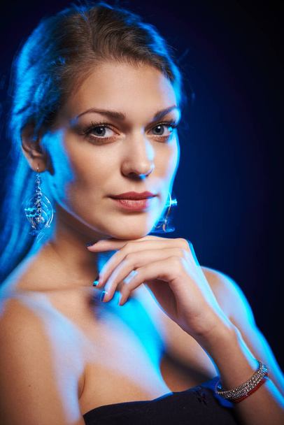 Jeune belle femme avec lumière latérale bleue - Photo, image