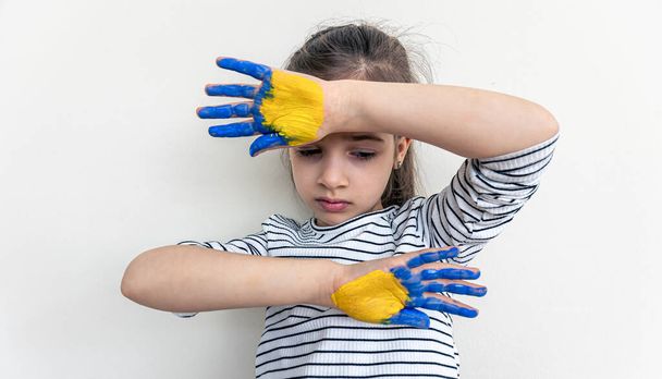 Childs mãos pintadas na Ucrânia bandeira cores. - Foto, Imagem