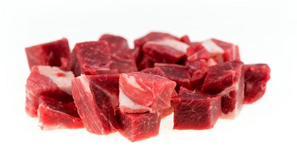 Macro de trozos cortados en cubitos de carne cruda de cordero y de cordero aislada en peso
 - Foto, imagen