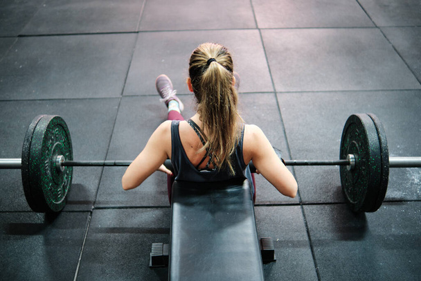 Junge Fitness-Frau trainiert im Fitnessstudio - Foto, Bild
