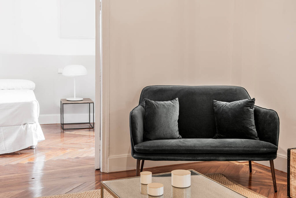 Koristeelliset yksityiskohdat olohuone tummanvihreä sametti pehmustettu nojatuoli ja pääsy makuuhuoneeseen valkoinen vuodevaatteet - Valokuva, kuva