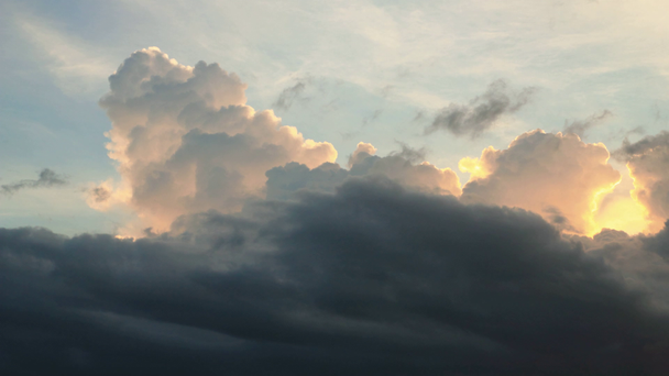 Πάροδο του χρόνου, του ουρανού και τα σύννεφα που τρέχουν billowing - Πλάνα, βίντεο