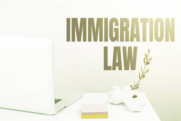 Fogalmi felirat Bevándorlási Törvény. Koncepcionális fénykép Egy állampolgár kivándorlása jogszerű az utazás során Rendezett Munkaterület beállítása, Íróasztal Eszközök Berendezés, Intelligens Iroda - Fotó, kép