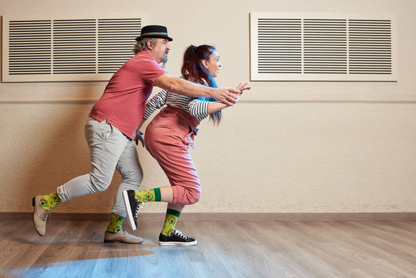 Um casal idoso dançando Lindy Hop em um estúdio - Foto, Imagem