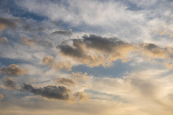 Belle nuvole pre-tramonto con frammenti di cielo blu - Foto, immagini