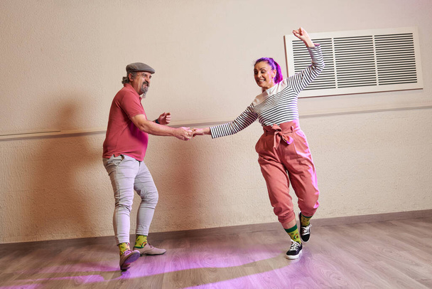 Starsza para tańczy Lindy Hop w studio - Zdjęcie, obraz