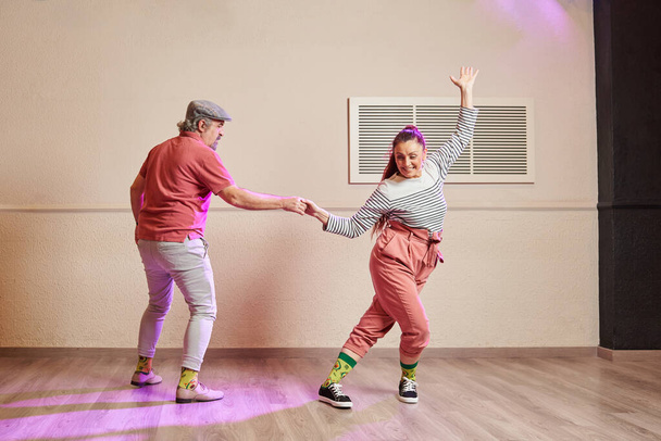 Un couple de danseurs de lindy hop seniors portant des chaussettes drôles - Photo, image
