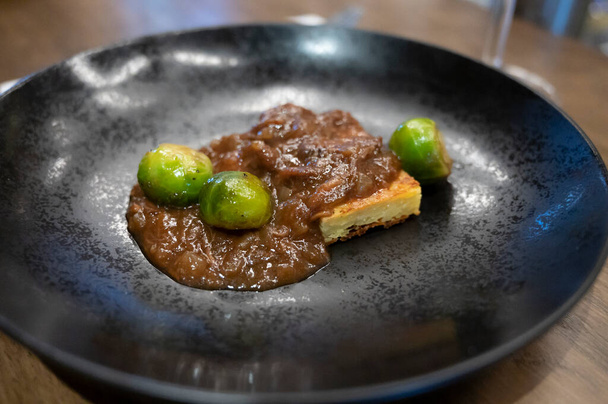 Menù degustazione spagnolo, tortilla di patate con sugo di carne e cavoletti di Bruxelles - Foto, immagini