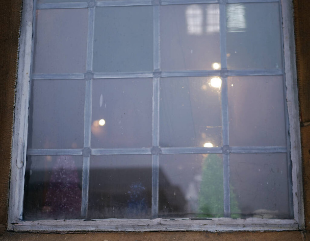 Традиційне старовинне свинцеве вікно на Різдво в камені будує англійське церковне вікно.  - Фото, зображення