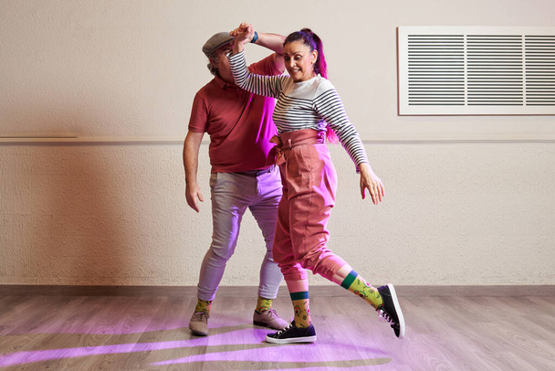 Insegnanti di Lindy Hop che danno lezioni in uno studio di danza - Foto, immagini
