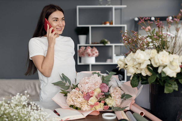 female florist working in studio - Foto, imagen