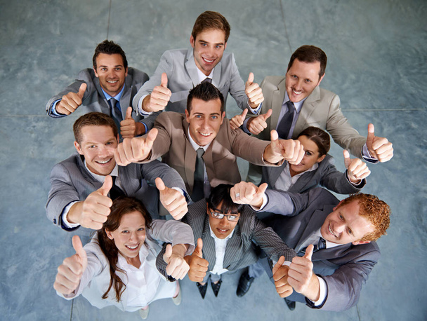 Kifejezetten helyeslem. Első látásra egy sikeres üzleti csapat ad egy hangsúlyos hüvelykujj fel. - Fotó, kép