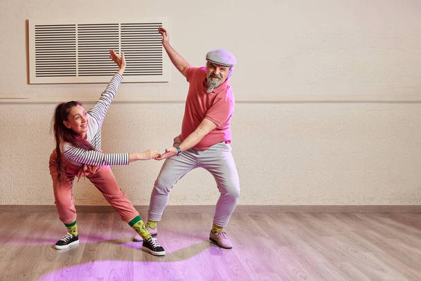 Een volwassen stel dansend Lindy Hop in een studio - Foto, afbeelding