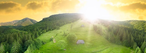 Szeroki kąt panoramiczny widok pięknych łąk, wzgórz i drzew w Synevyrska polana obok jeziora Synevyr. Majestatyczne i wspaniałe krajobrazy Karpat na Ukrainie - Zdjęcie, obraz