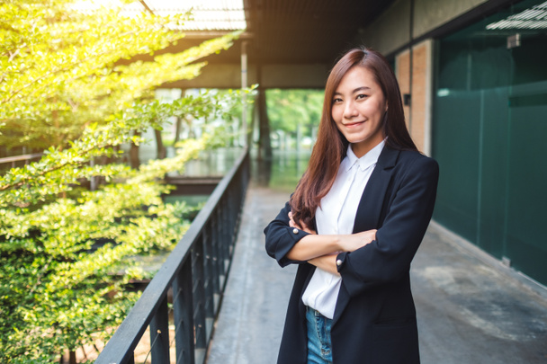 Retrato imagem de um asiático bem sucedido empresária de pé no escritório - Foto, Imagem