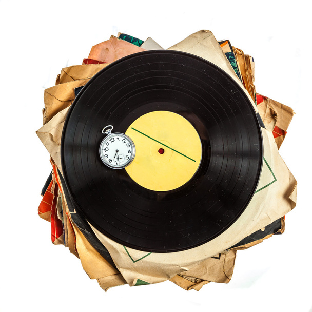 Στοίβα των παλαιών γδαρμένο δίσκους βινυλίου σκονισμένο και ρολόι τσέπης - Φωτογραφία, εικόνα