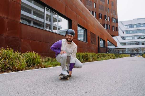 retrato de un patinador. Un patinador en una ubicación urbana. hombre disfruta del paseo - Foto, imagen