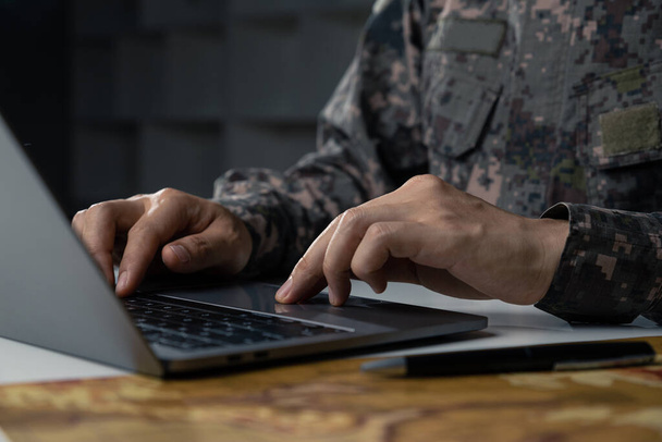 Vigilância e controle do conceito de informação oposta, soldado em uniforme de camuflagem trabalhando no laptop para operação de informação. - Foto, Imagem