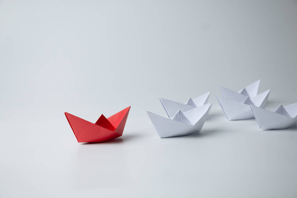 Ηγεσία και ομαδική εργασία έννοια, κόκκινο πλοίο χαρτί οδηγεί μεταξύ των λευκών - Φωτογραφία, εικόνα