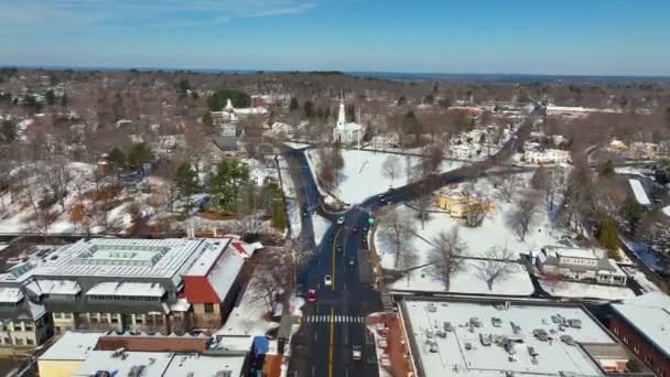Lexington historische centrum luchtfoto uitzicht in de winter met inbegrip van Massachusetts Avenue, Lexington Common and First Parish Church, stad Lexington, Massachusetts MA, Verenigde Staten. - Video