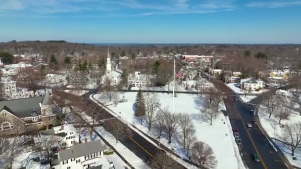 Lexington historische centrum luchtfoto uitzicht in de winter met inbegrip van Massachusetts Avenue, Lexington Common and First Parish Church, stad Lexington, Massachusetts MA, Verenigde Staten. - Video