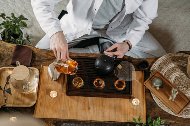 Красива традиційна китайська чайна церемонія зі свічкою та прикрасою
 - Фото, зображення