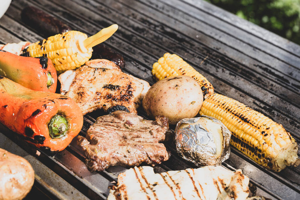Lezzetli Kolombiya barbeküsü, domuz eti, biftek, tavuk - Fotoğraf, Görsel