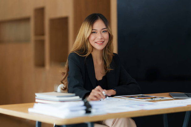Moderne Aziatische zakenvrouw hebben vertrouwen werken met financiële op kantoor. Boekhoudkundig concept. - Foto, afbeelding