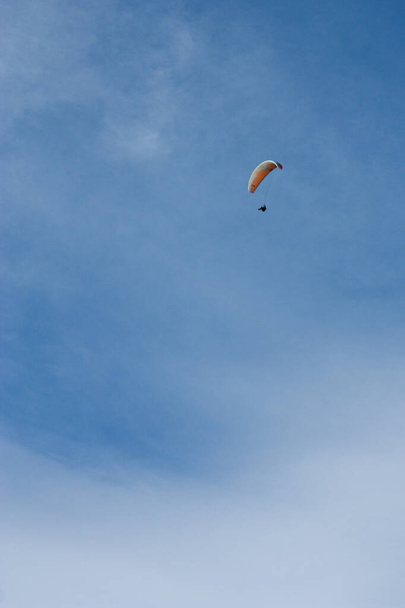 paraglider flying in the sky - Foto, Imagen