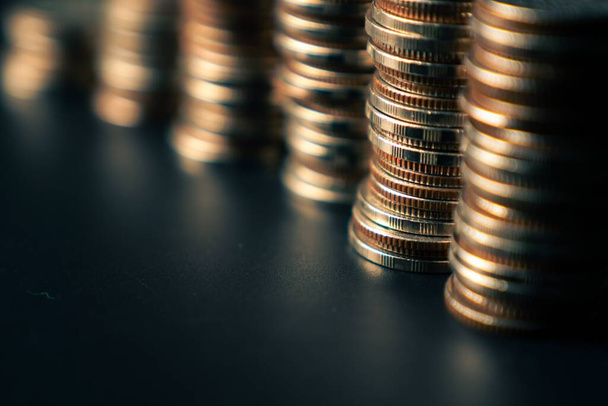 Stos złotych monet na koncie bankowym depozytów skarbowych do oszczędzania - Zdjęcie, obraz