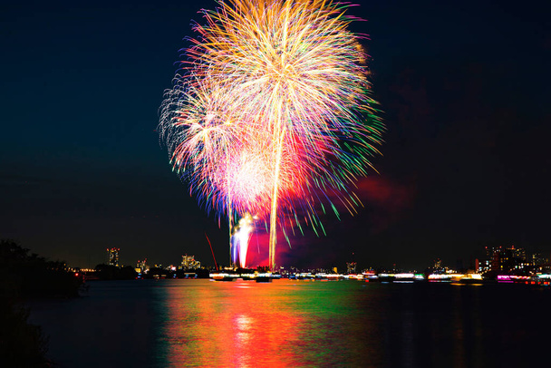 Fogos de artifício perto do rio Edogawabashi em Tóquio tiro largo
 - Foto, Imagem