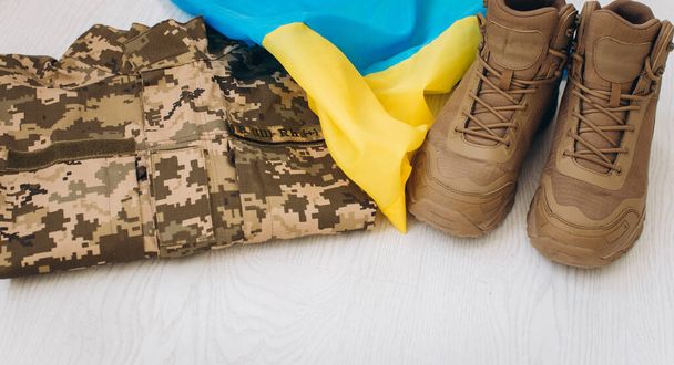 Ropa militar ucraniana, zapatos, chaqueta, bandera - Foto, Imagen