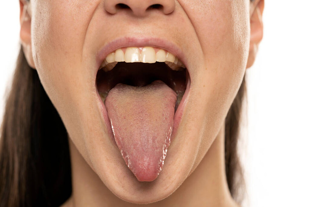 Close-up de uma visão frontal de uma língua de mulher. - Foto, Imagem