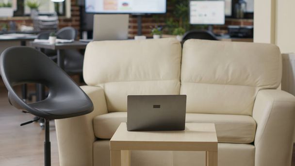 Ufficio startup vuoto con divano e computer portatile - Foto, immagini