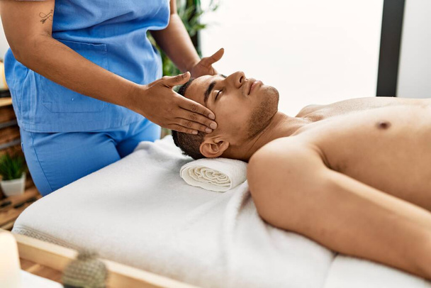 Man reciving head massage at beauty center. - Foto, Imagem