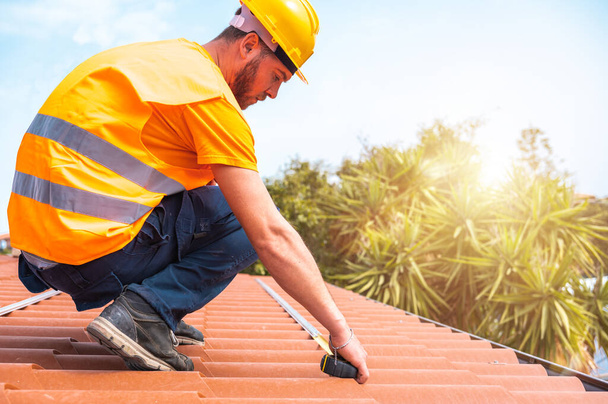 Operaio tecnico prende misure sul tetto di una casa - Foto, immagini