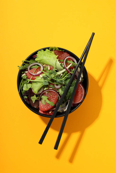 Концепция вкусной еды, салат с красным апельсином, вид сверху - Фото, изображение