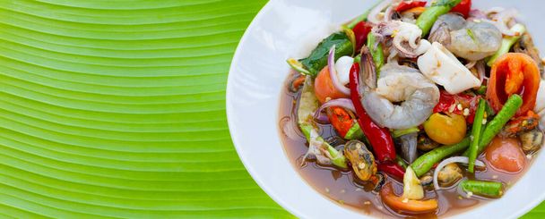 Deniz mahsullü Tayland baharatlı salatası. - Fotoğraf, Görsel