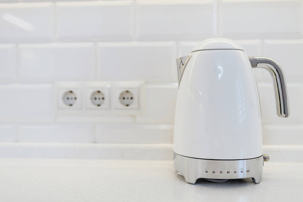 weißer Retro-Wasserkocher für Wasser in weißer Küche - Foto, Bild