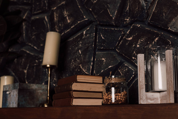 Деревянная полка с книгами, свечами и другими вещами - Фото, изображение