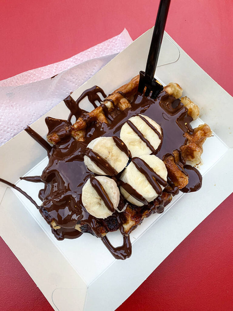 Vafle s horkou tmavou čokoládou a banánem. Typická belgická vafle - Fotografie, Obrázek