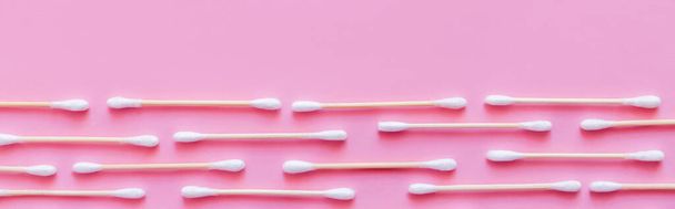 top view of rows of hygienic cotton swabs on pink background, banner - Fotoğraf, Görsel